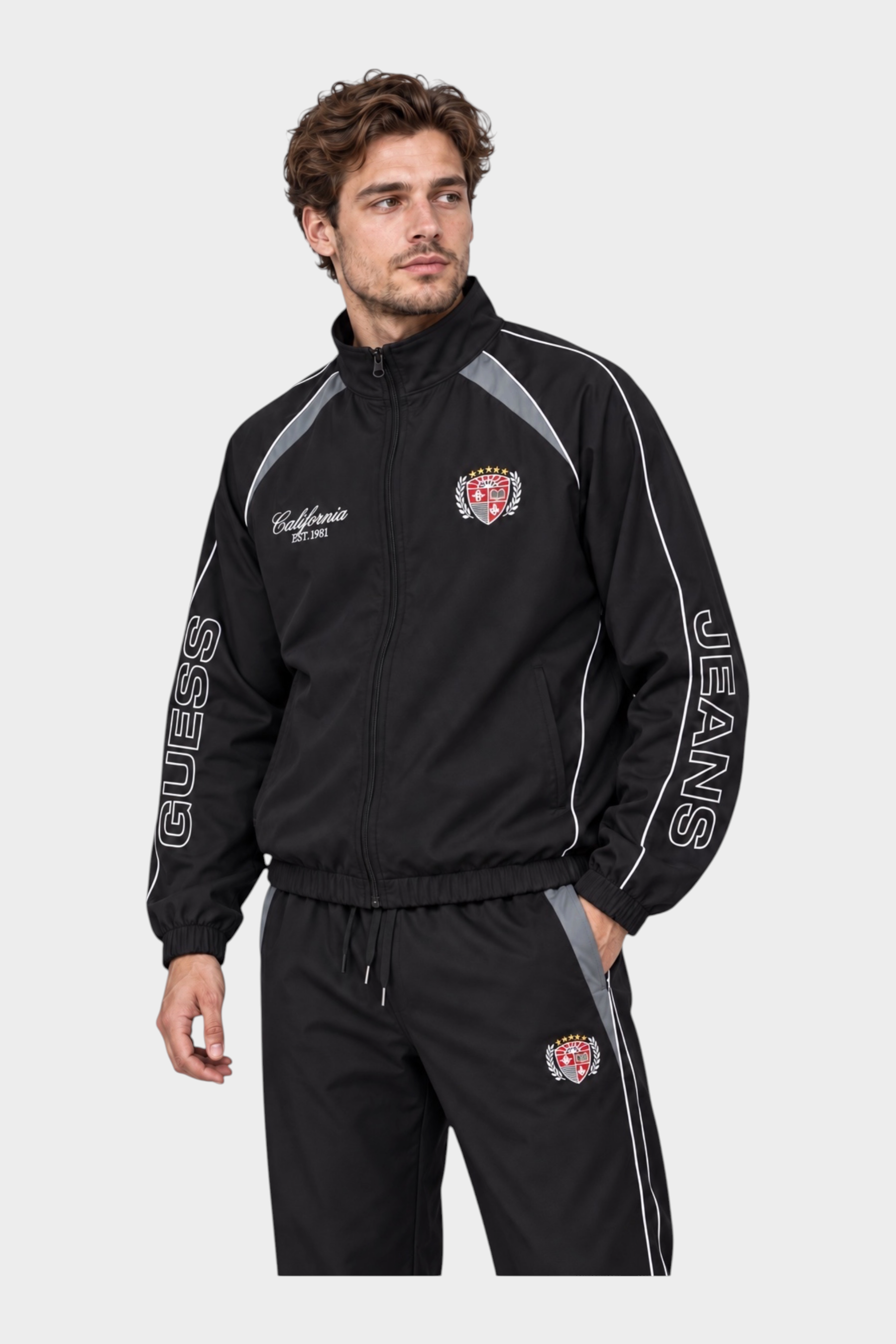 Modello indossa felpa giubbino in nylon nero Follower SRL GUESS con logo California e scritte sulle maniche