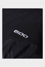 Dettaglio del ricamo 600 su giubbino in piumino nero Follower SRL, ideale per isolamento termico invernale.