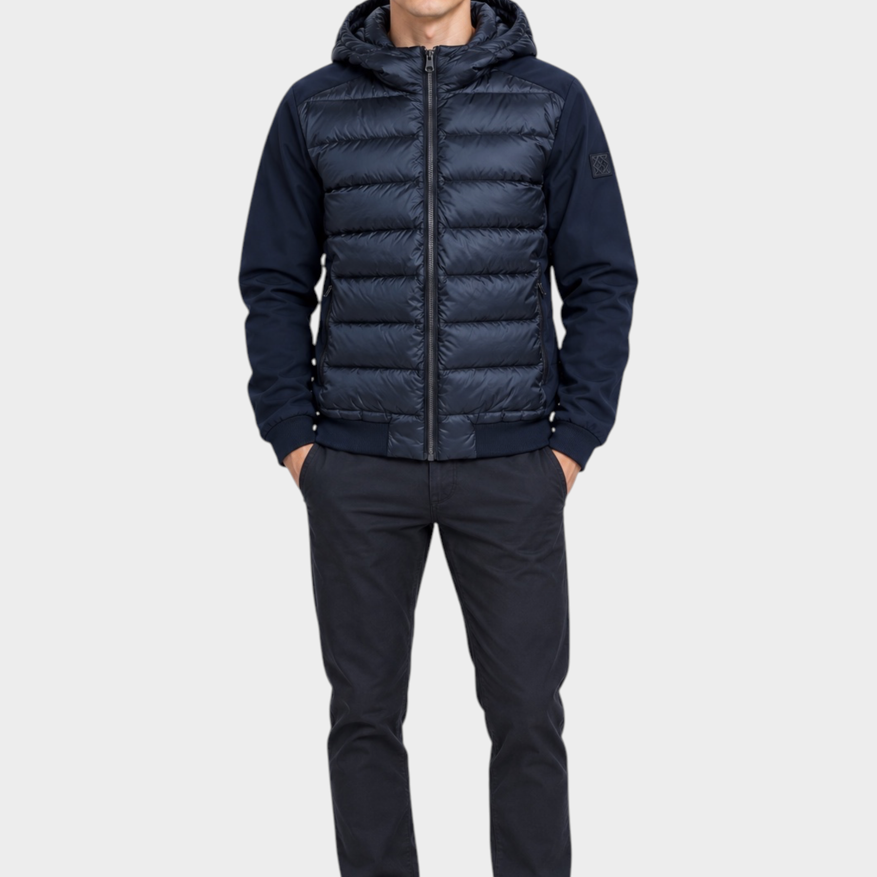 Modello indossa giubbino Follower SRL blu navy in piumino e nylon con cappuccio e chiusura a zip