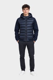 Modello indossa giubbino Follower SRL blu navy in piumino e nylon con cappuccio e chiusura a zip