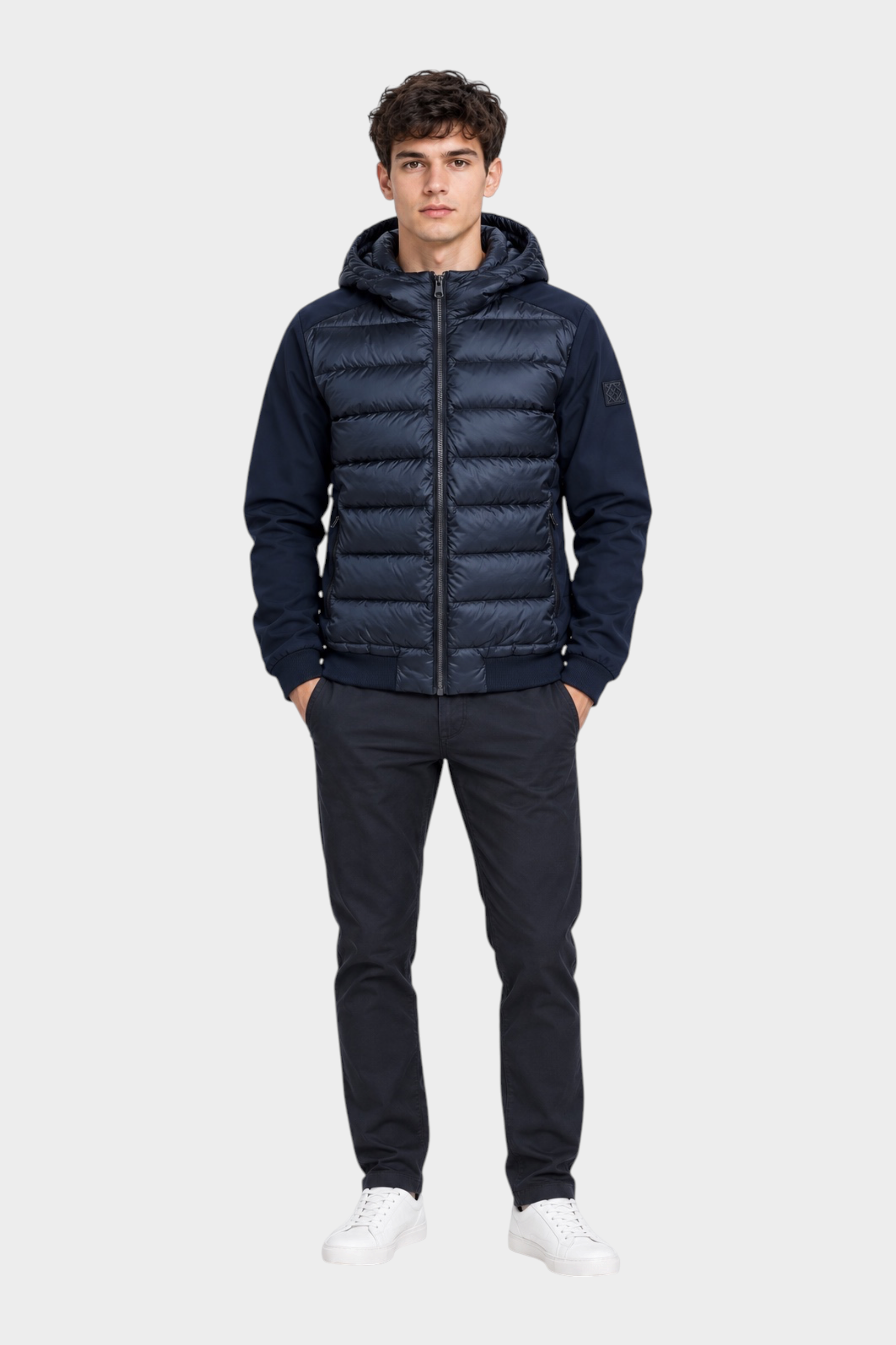 Modello indossa giubbino Follower SRL blu navy in piumino e nylon con cappuccio e chiusura a zip