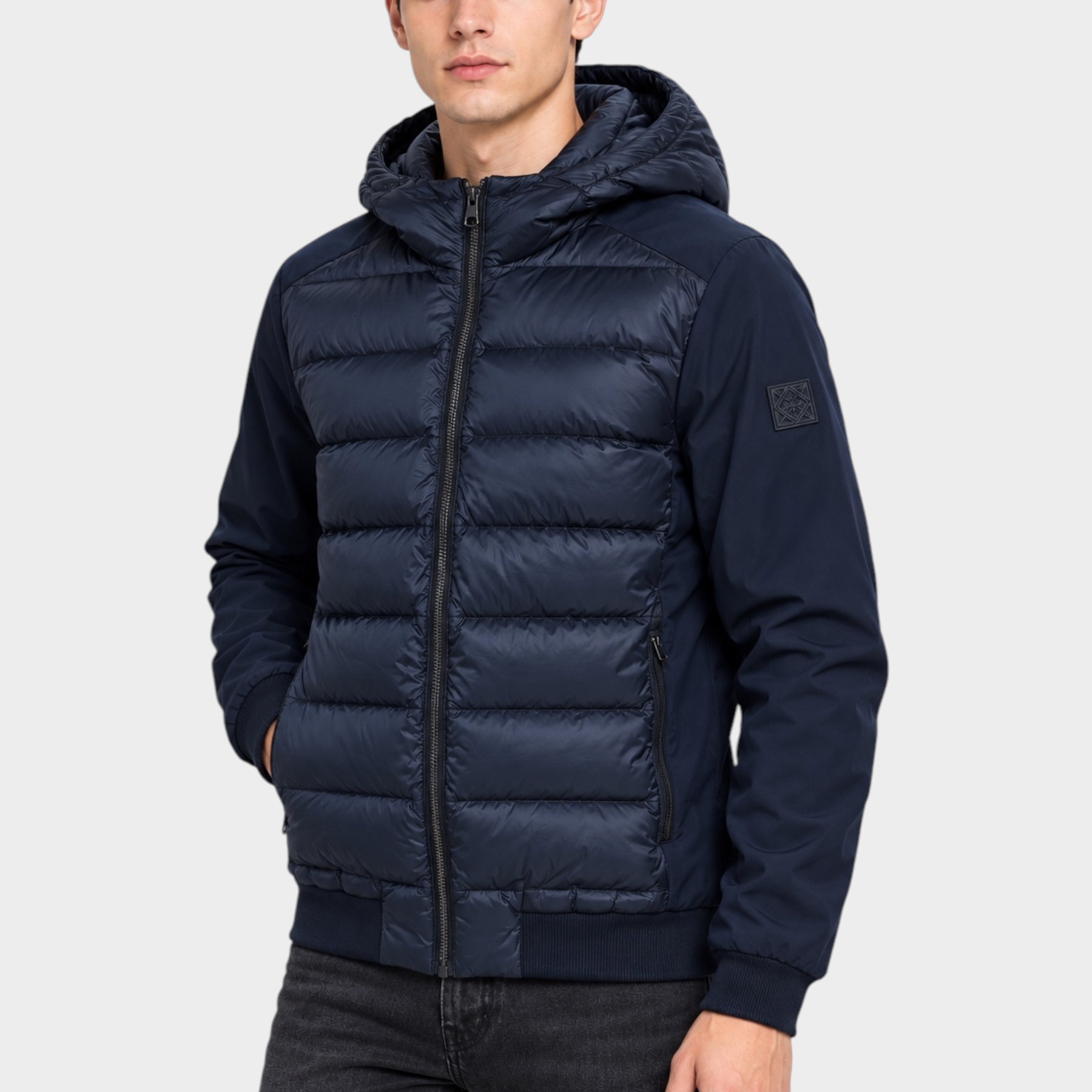 Modello indossa giubbino Follower SRL in piumino e nylon blu navy con cappuccio e chiusura a zip