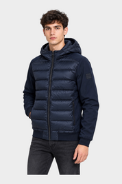 Modello indossa giubbino Follower SRL in piumino e nylon blu navy con cappuccio e chiusura a zip