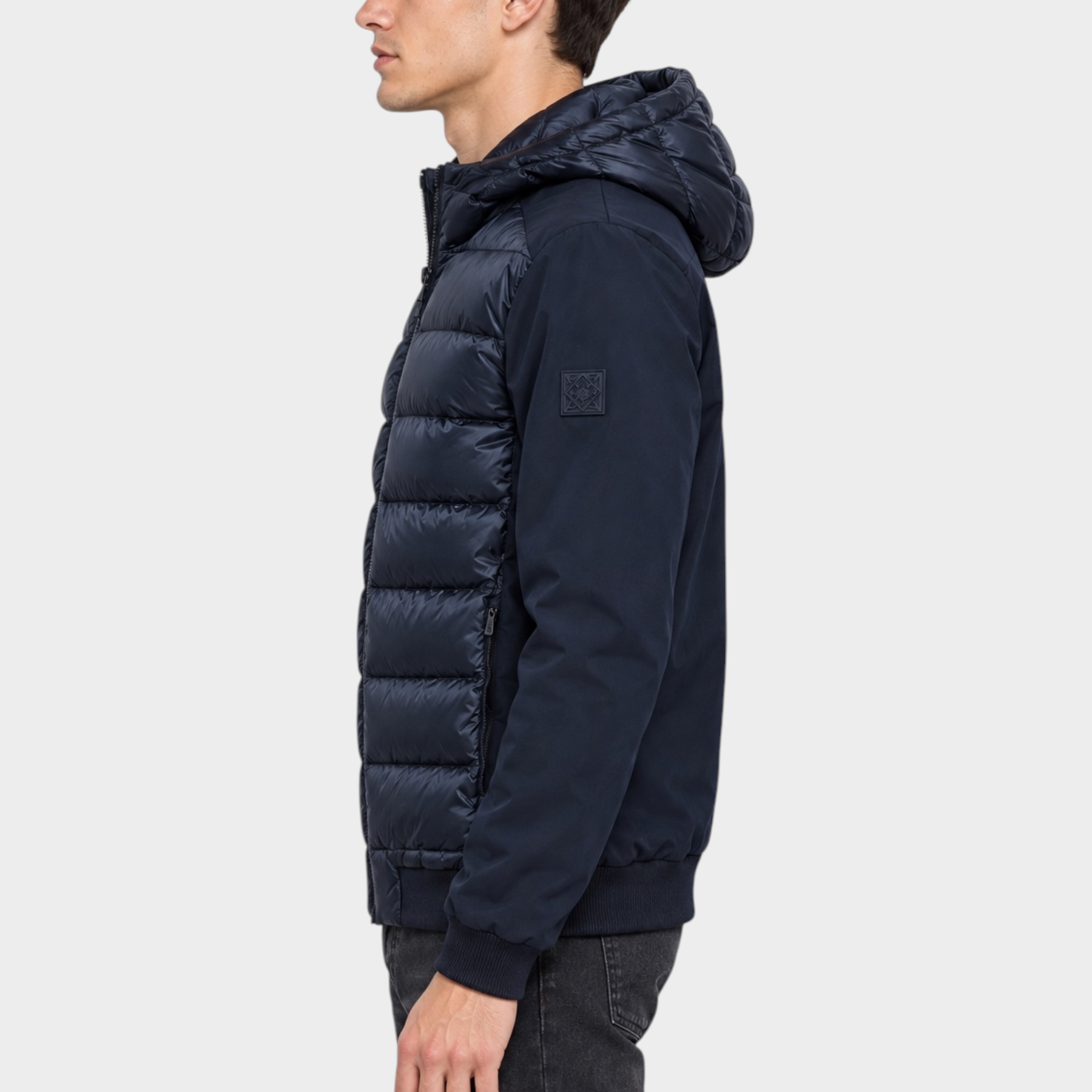 Modello indossa giubbino Follower SRL HERO blu navy in piumino e nylon con cappuccio, vista laterale