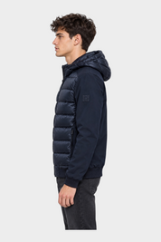 Modello indossa giubbino Follower SRL HERO blu navy in piumino e nylon con cappuccio, vista laterale