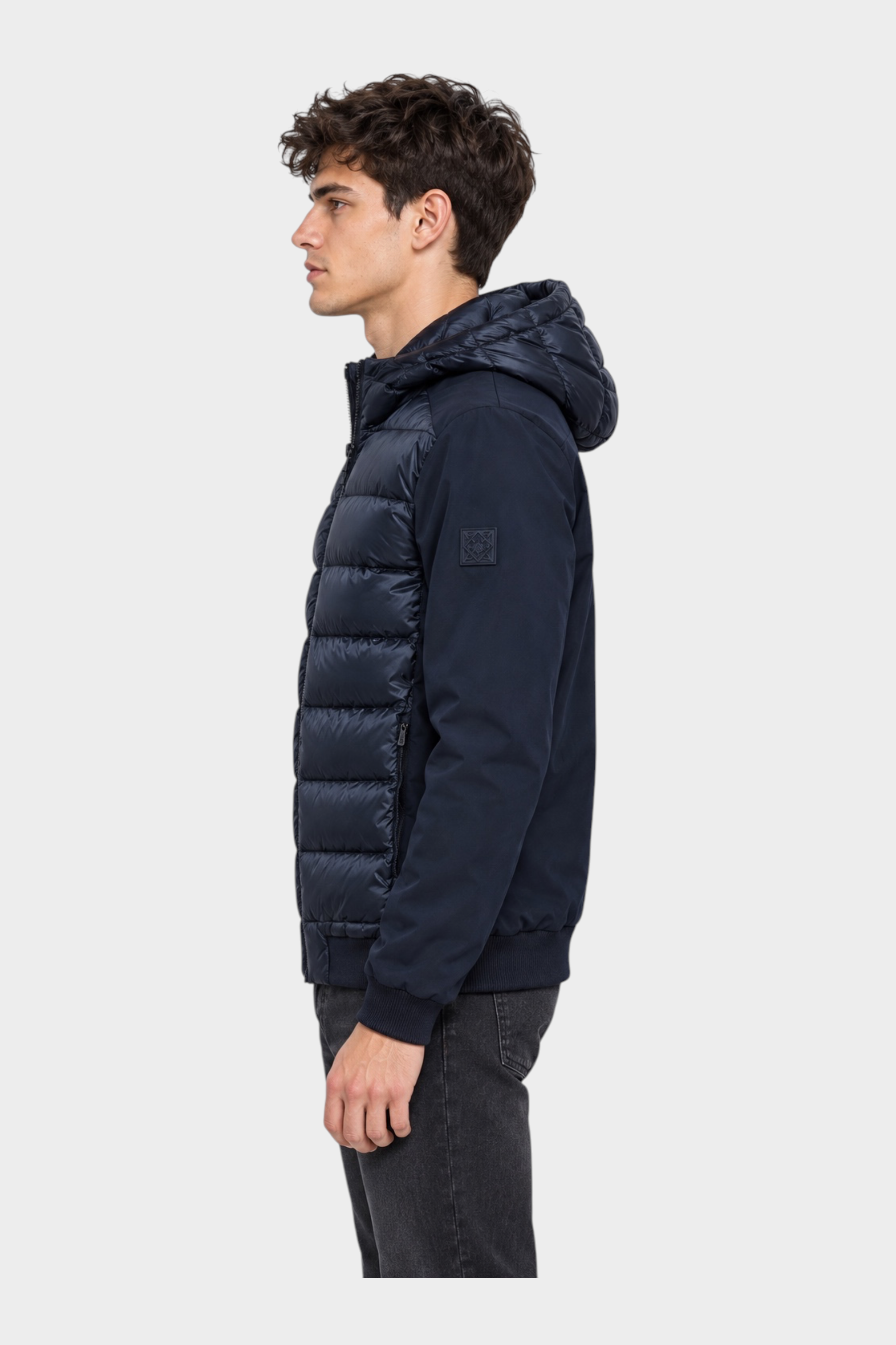 Modello indossa giubbino Follower SRL HERO blu navy in piumino e nylon con cappuccio, vista laterale