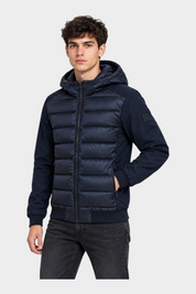 Modello indossa giubbino Follower SRL blu navy in piumino e nylon con cappuccio e chiusura a zip