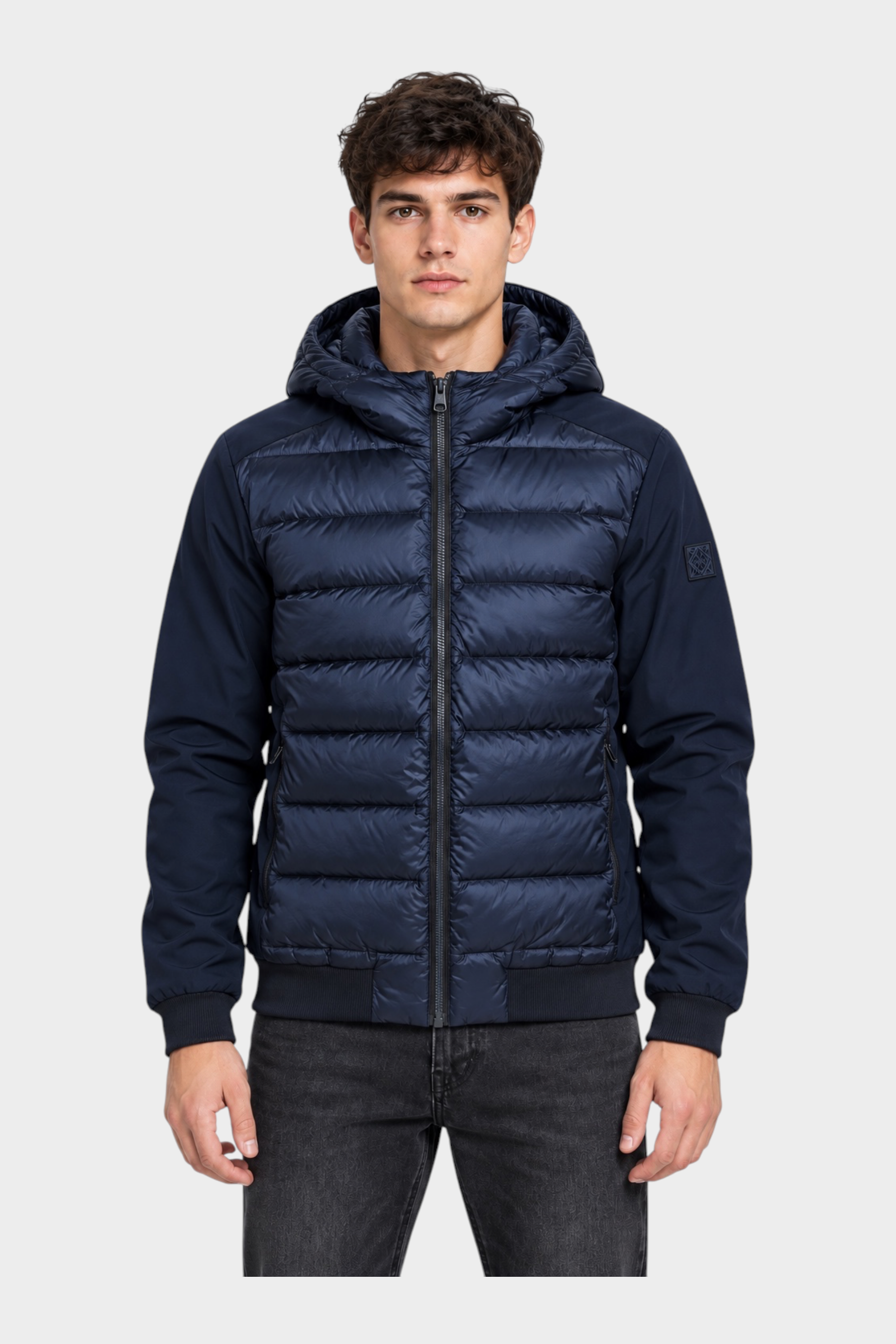 Modello indossa giubbino Follower SRL blu navy in piumino e nylon con cappuccio e chiusura a zip