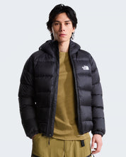Modello indossa giubbino con cappuccio in piumino nero The North Face Hydrenalite™ venduto da Follower SRL
