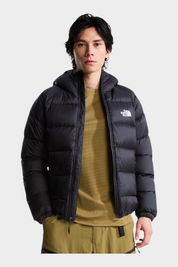 Modello indossa giubbino con cappuccio in piumino nero The North Face Hydrenalite™ venduto da Follower SRL
