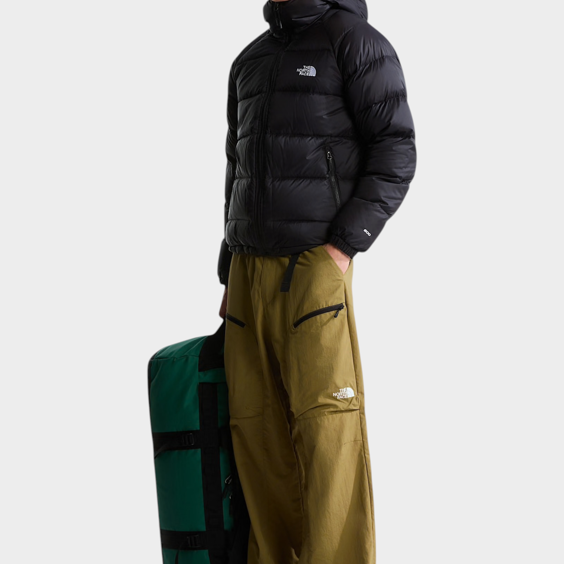 Modello Follower SRL indossa giubbino nero con cappuccio in piumino Hydrenalite The North Face con pantaloni cargo