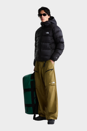 Modello Follower SRL indossa giubbino nero con cappuccio in piumino Hydrenalite The North Face con pantaloni cargo