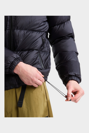 Giubbino piumino nero con cappuccio Follower SRL, dettaglio regolazione coulisse in vita e tasche con zip
