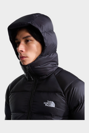 Modello indossa giubbino nero con cappuccio in piumino Hydrenalite di Follower SRL con logo The North Face