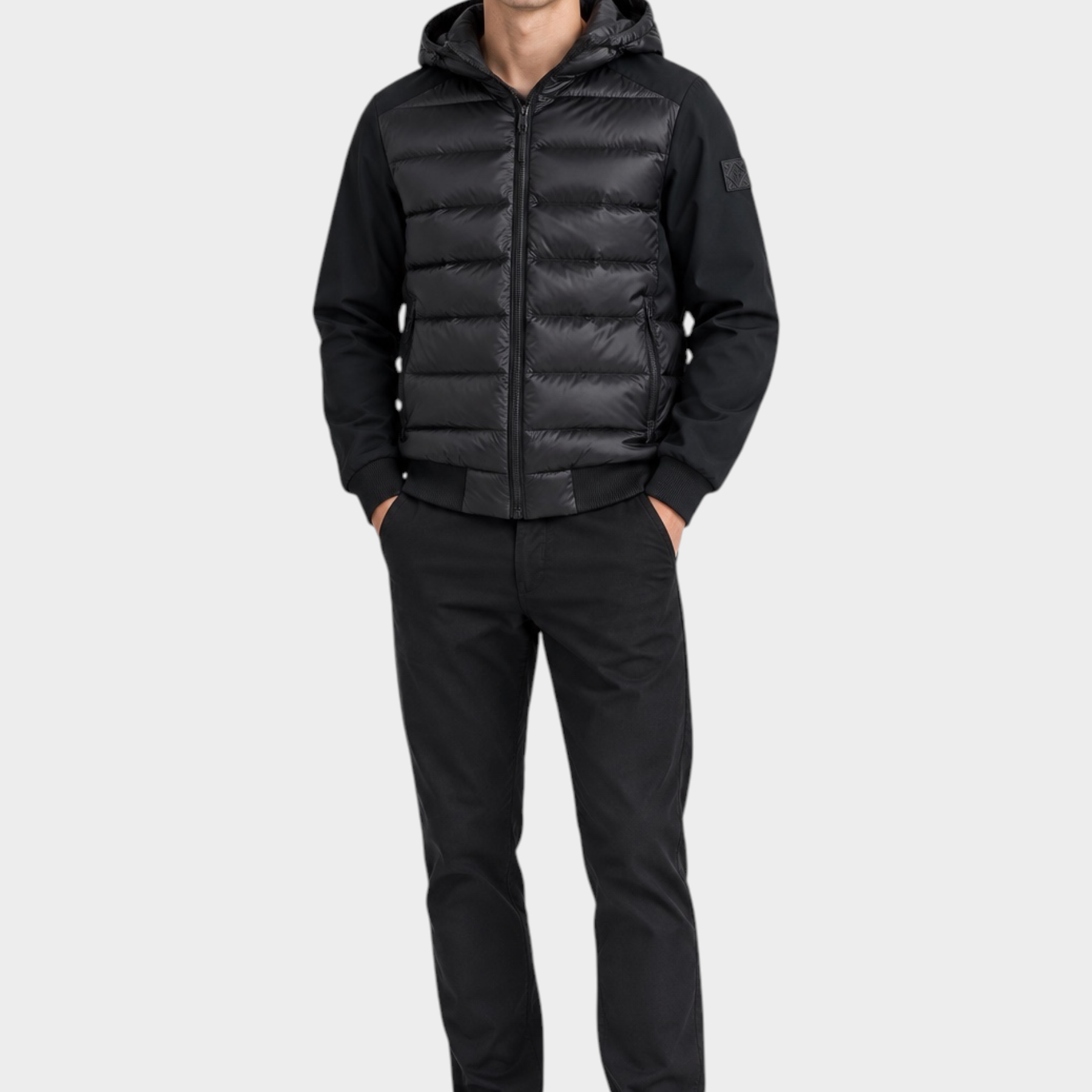 Modello indossa giubbino Follower SRL nero in piumino e nylon con cappuccio, stile casual su sfondo bianco