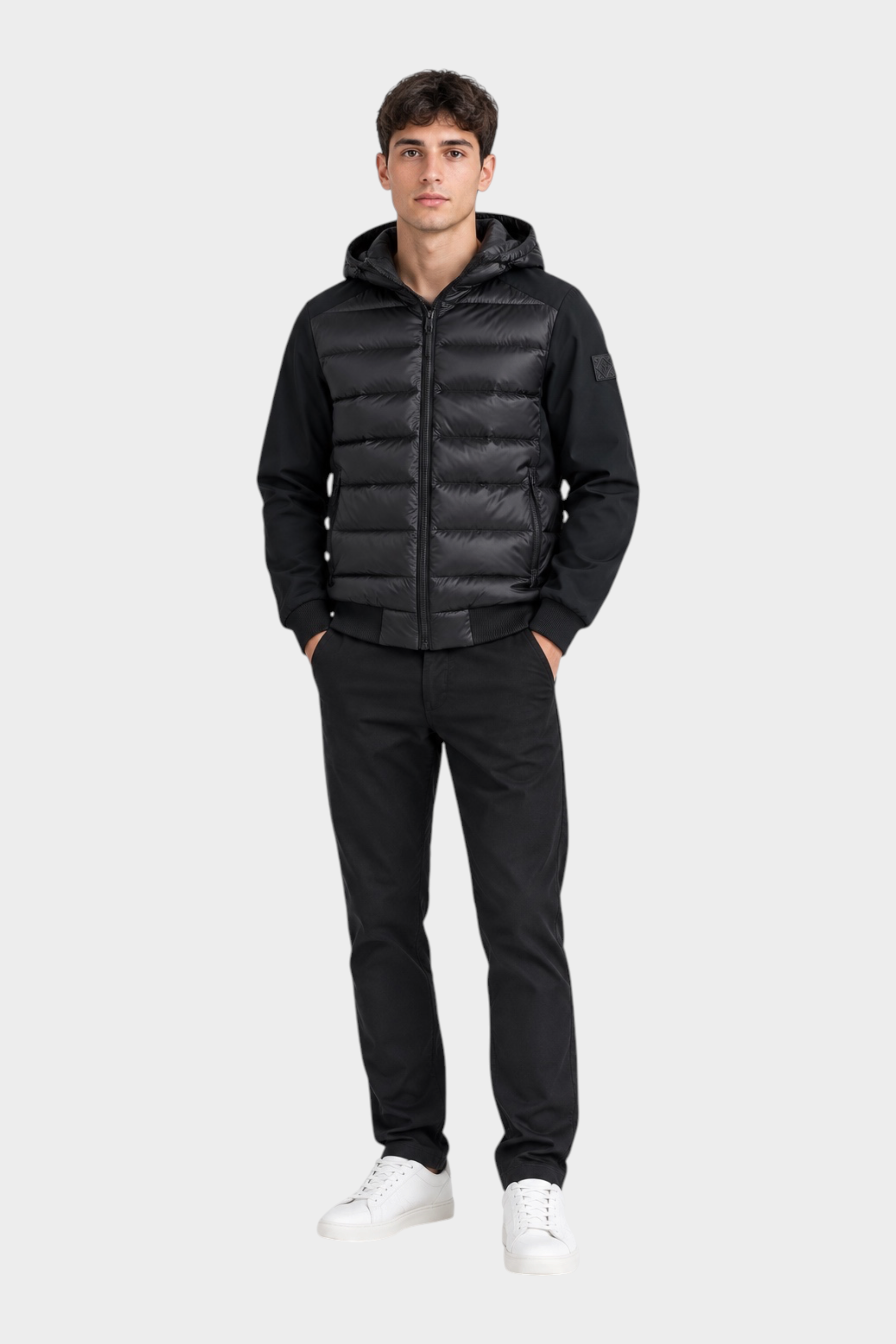 Modello indossa giubbino Follower SRL nero in piumino e nylon con cappuccio, stile casual su sfondo bianco