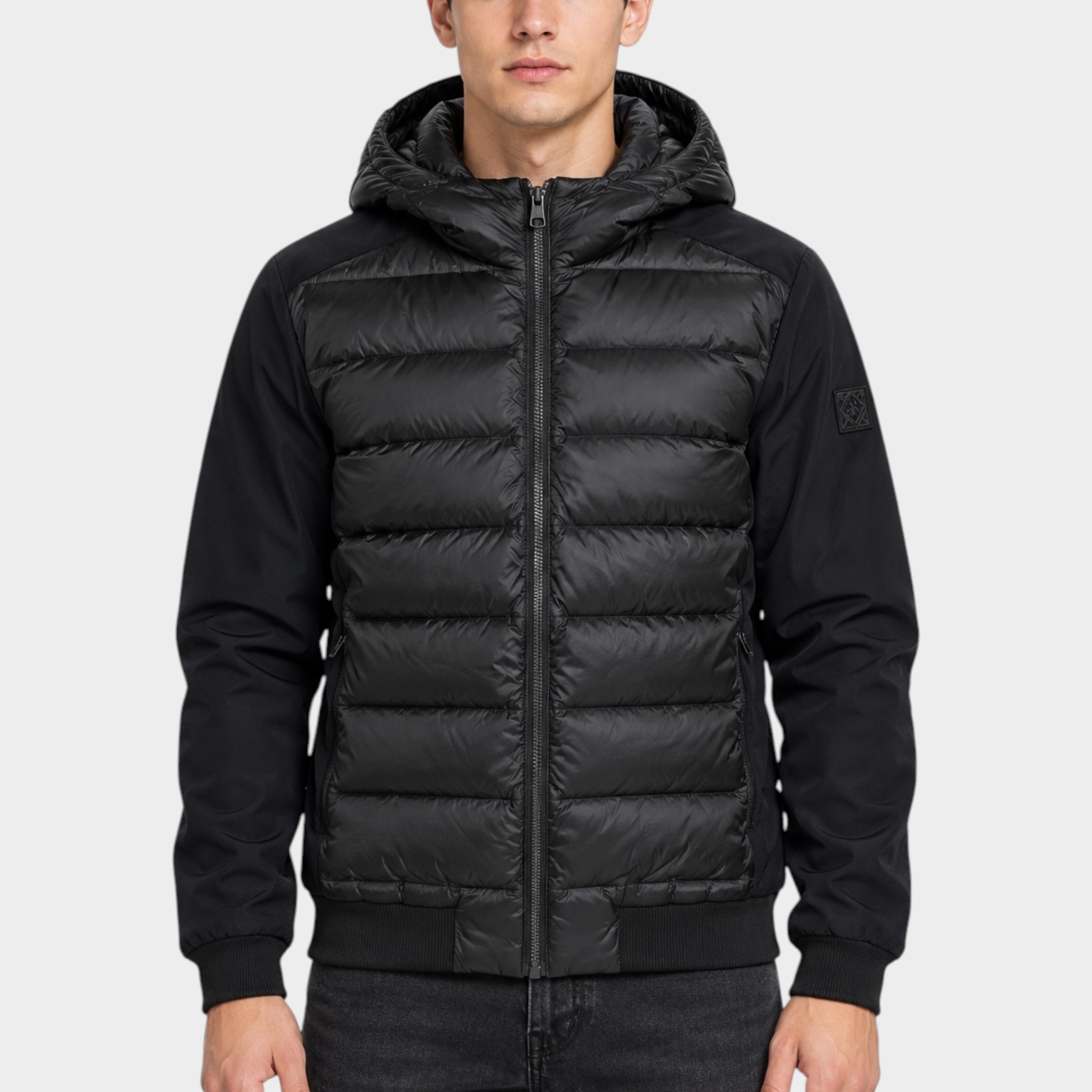 Modello indossa giubbino Follower SRL nero in piumino e nylon con cappuccio e chiusura a zip frontale