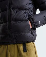 Dettaglio del giubbino in piumino nero Follower SRL con imbottitura 600 e tasche laterali con zip