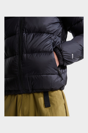 Dettaglio del giubbino in piumino nero Follower SRL con imbottitura 600 e tasche laterali con zip