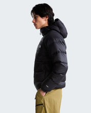 Modello indossa giubbino con cappuccio in piumino nero Follower SRL Hydrenalite con logo The North Face