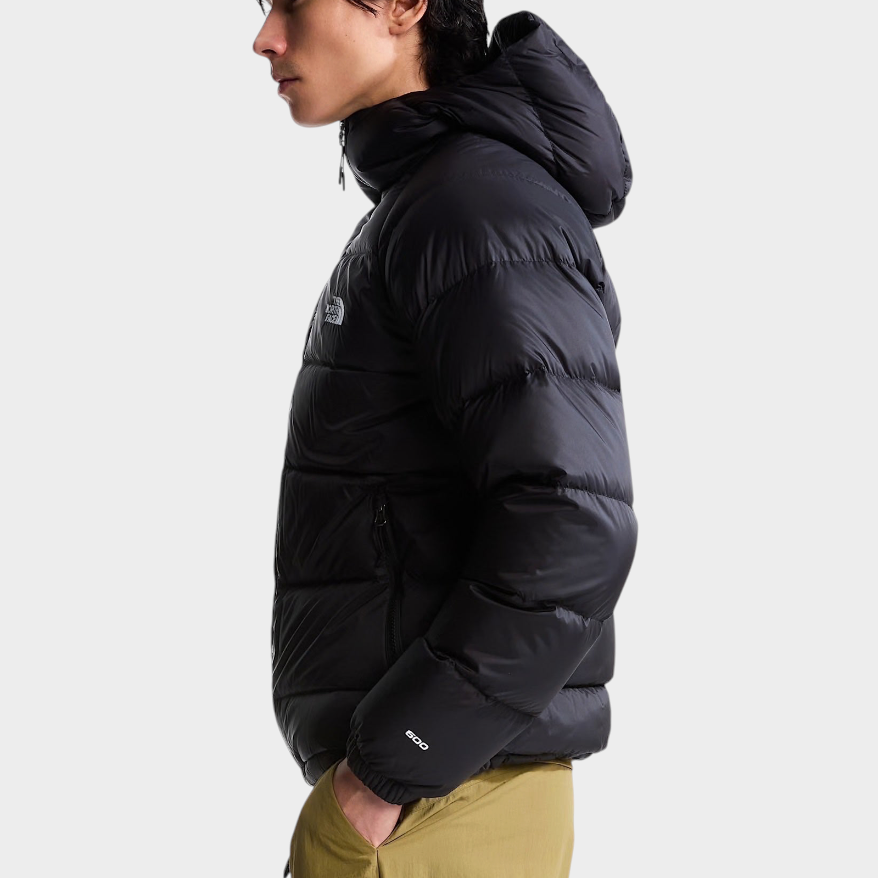Modello indossa giubbino con cappuccio in piumino nero Follower SRL Hydrenalite con logo The North Face