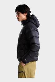 Modello indossa giubbino con cappuccio in piumino nero Follower SRL Hydrenalite con logo The North Face
