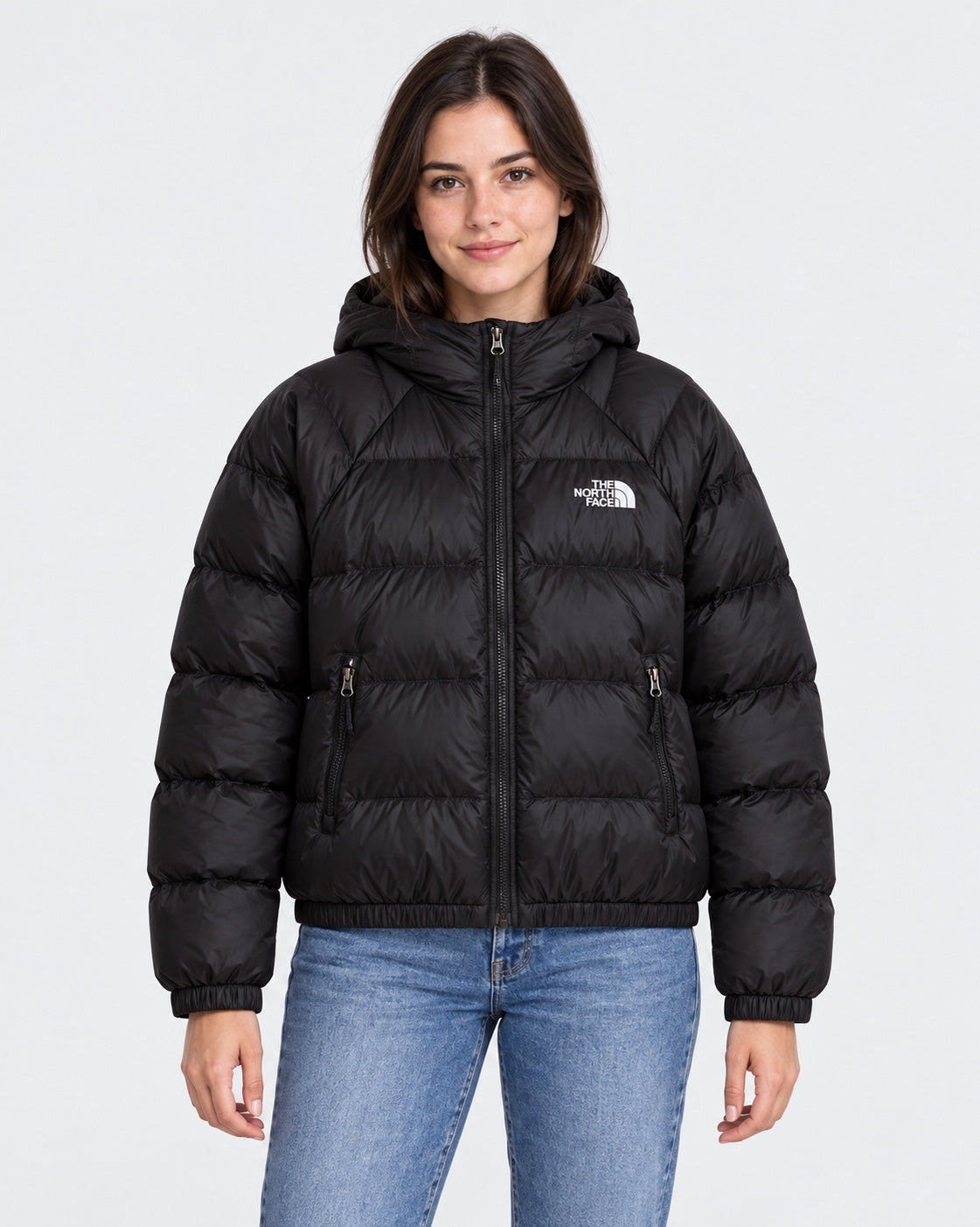 Modella indossa giubbino nero con cappuccio Hydrenalite™ The North Face, disponibile presso Follower SRL