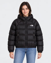 Modella indossa giubbino nero con cappuccio Hydrenalite™ The North Face, disponibile presso Follower SRL