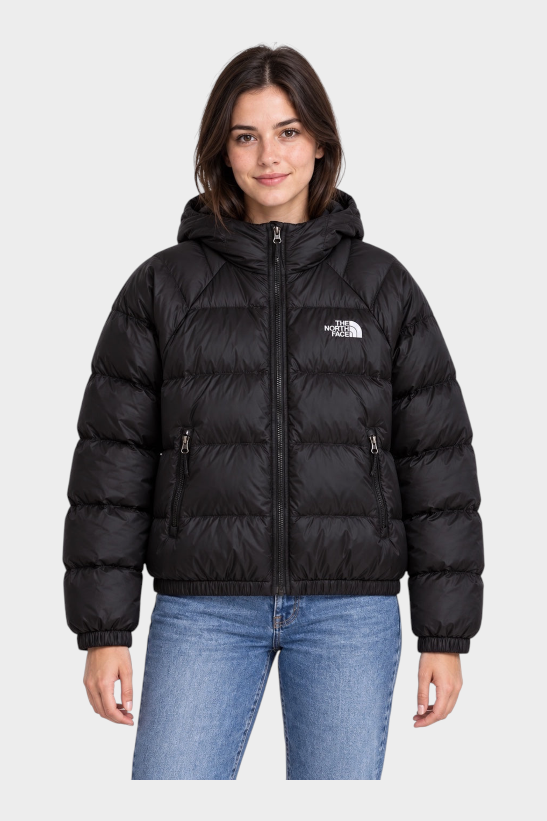 Modella indossa giubbino nero con cappuccio Hydrenalite™ The North Face, disponibile presso Follower SRL