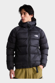 Modello indossa giubbino nero con cappuccio in piumino Hydrenalite di Follower SRL con logo The North Face sul petto