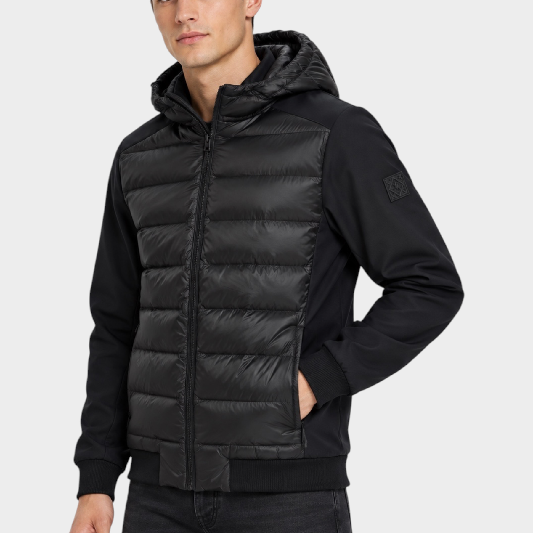 Giubbino Follower SRL HERO nero in piumino e nylon con cappuccio indossato da un modello