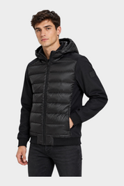 Giubbino Follower SRL HERO nero in piumino e nylon con cappuccio indossato da un modello