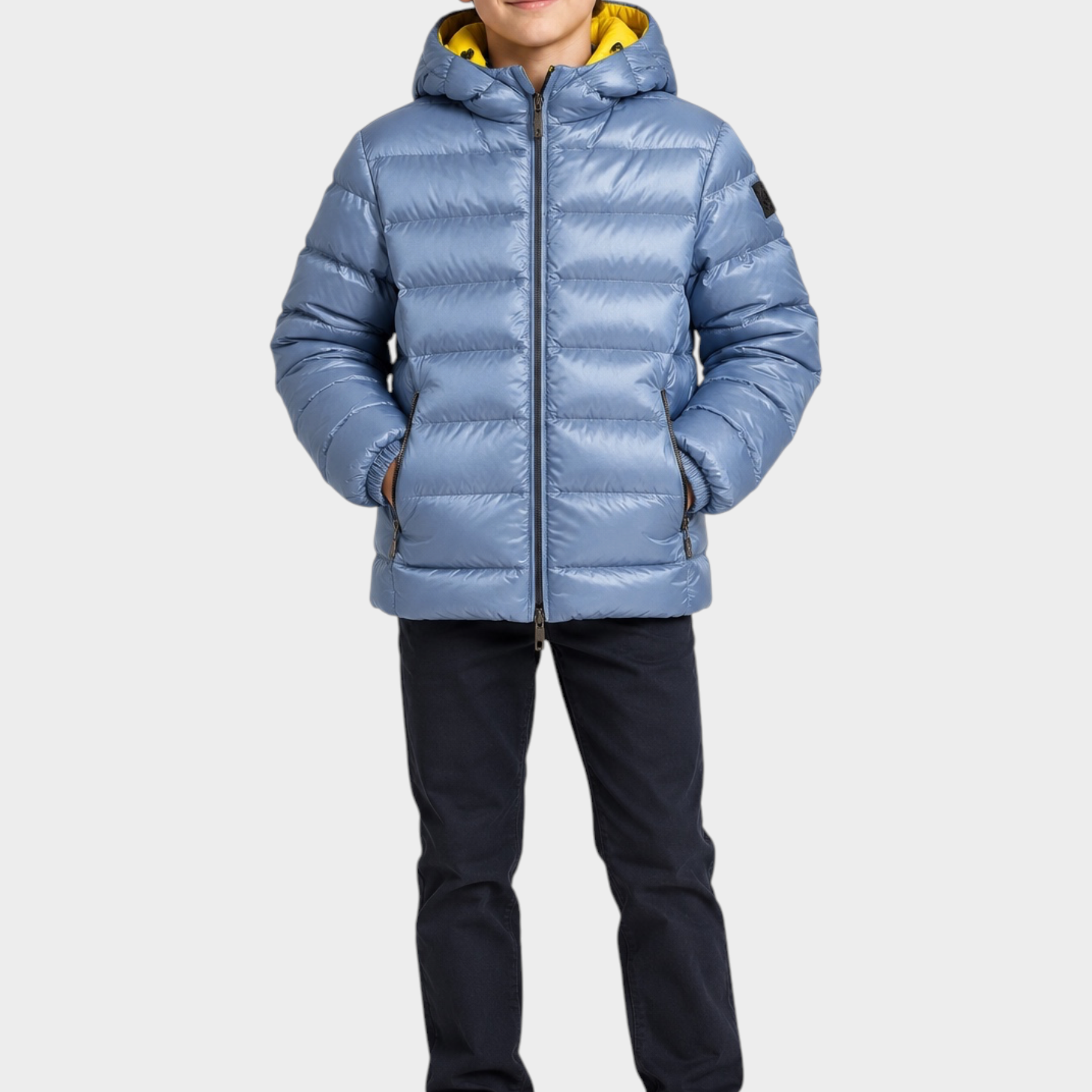Ragazzo indossa giubbino reversibile Follower SRL azzurro con cappuccio e interno giallo