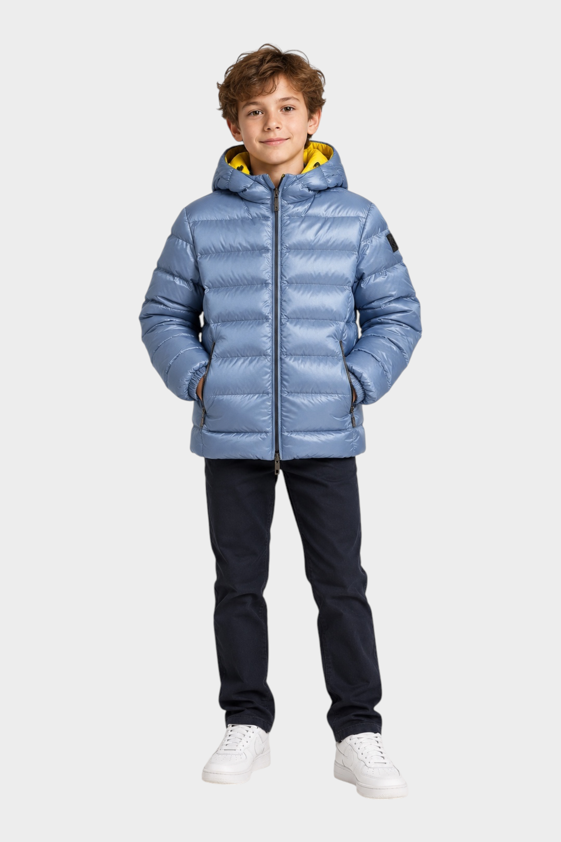 Ragazzo indossa giubbino reversibile Follower SRL azzurro con cappuccio e interno giallo