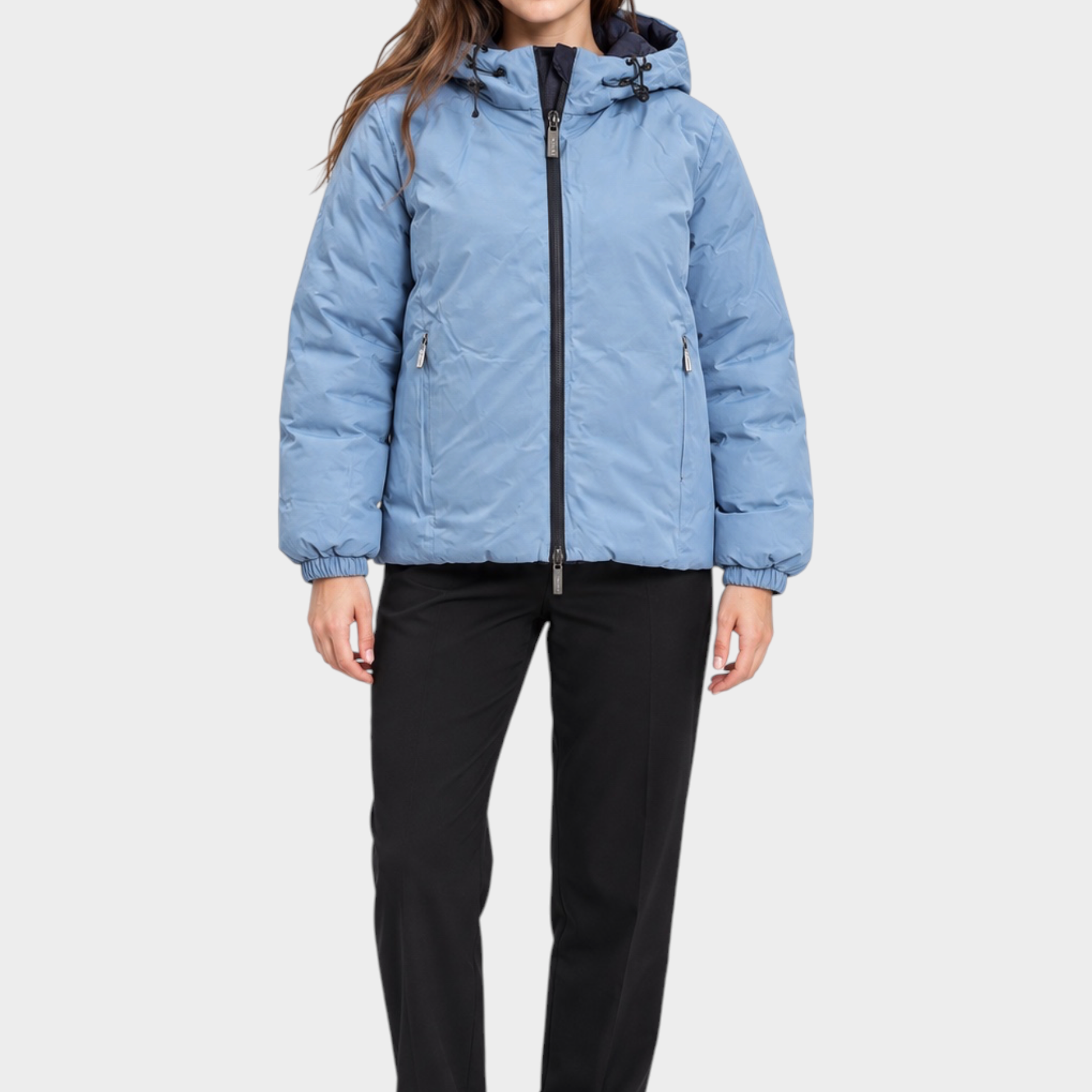 Modella indossa giubbino reversibile Follower SRL azzurro con cappuccio e chiusura a zip su sfondo bianco