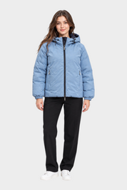 Modella indossa giubbino reversibile Follower SRL azzurro con cappuccio e chiusura a zip su sfondo bianco