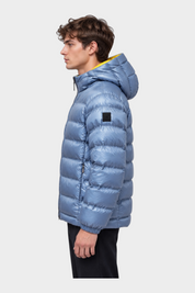 Giubbino reversibile Follower SRL unisex azzurro con cappuccio e interno giallo, vista laterale su modello