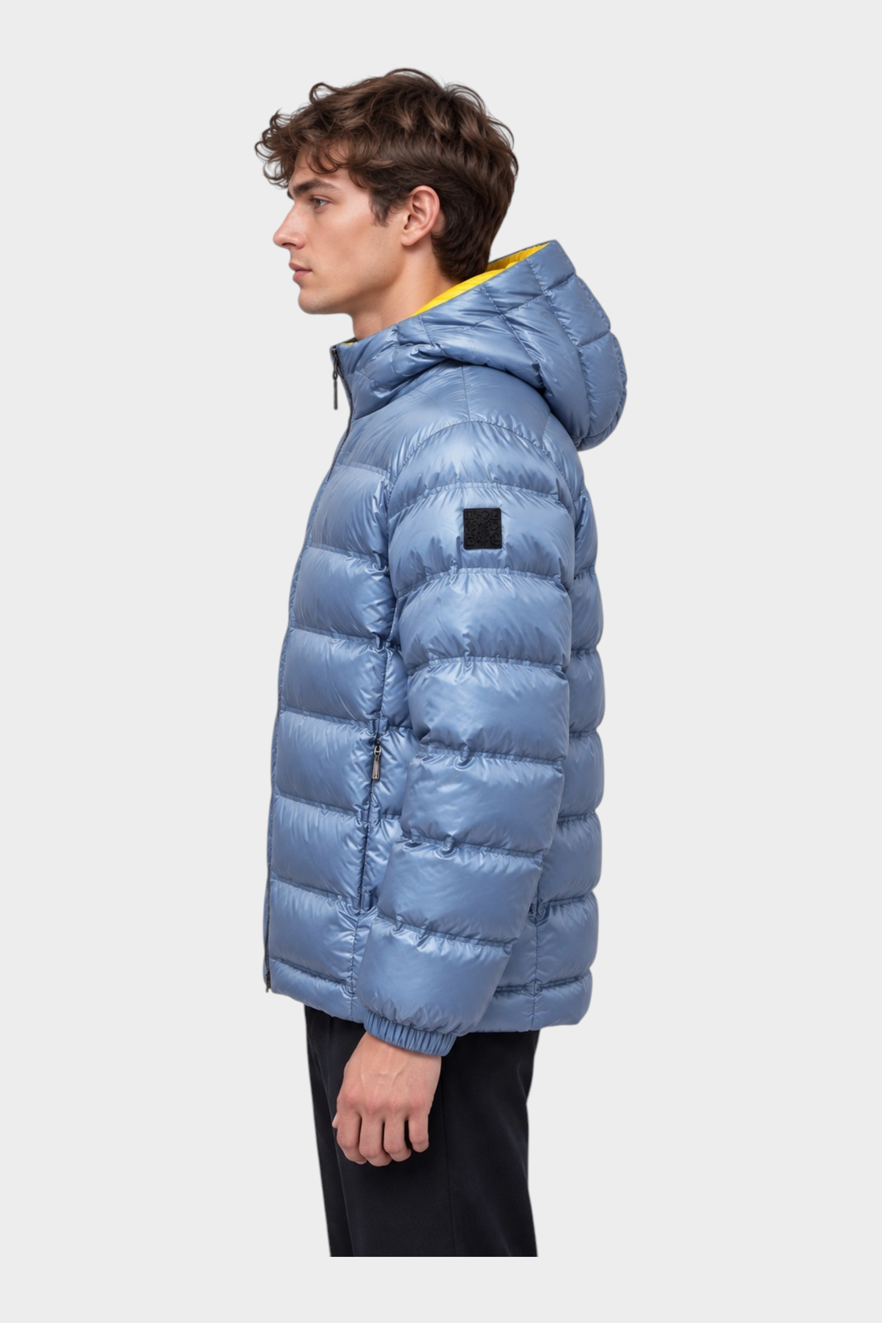 Giubbino reversibile Follower SRL unisex azzurro con cappuccio e interno giallo, vista laterale su modello