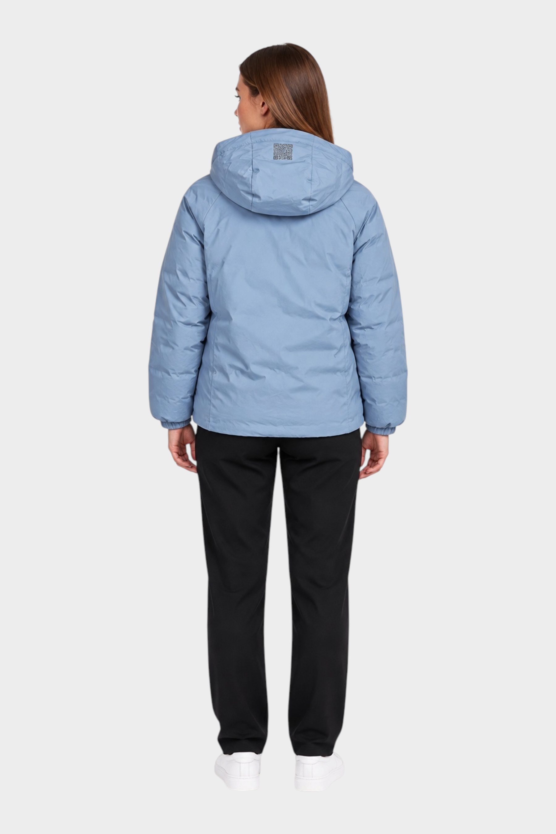 Modella di spalle indossa giubbino reversibile Follower SRL azzurro con cappuccio su sfondo bianco