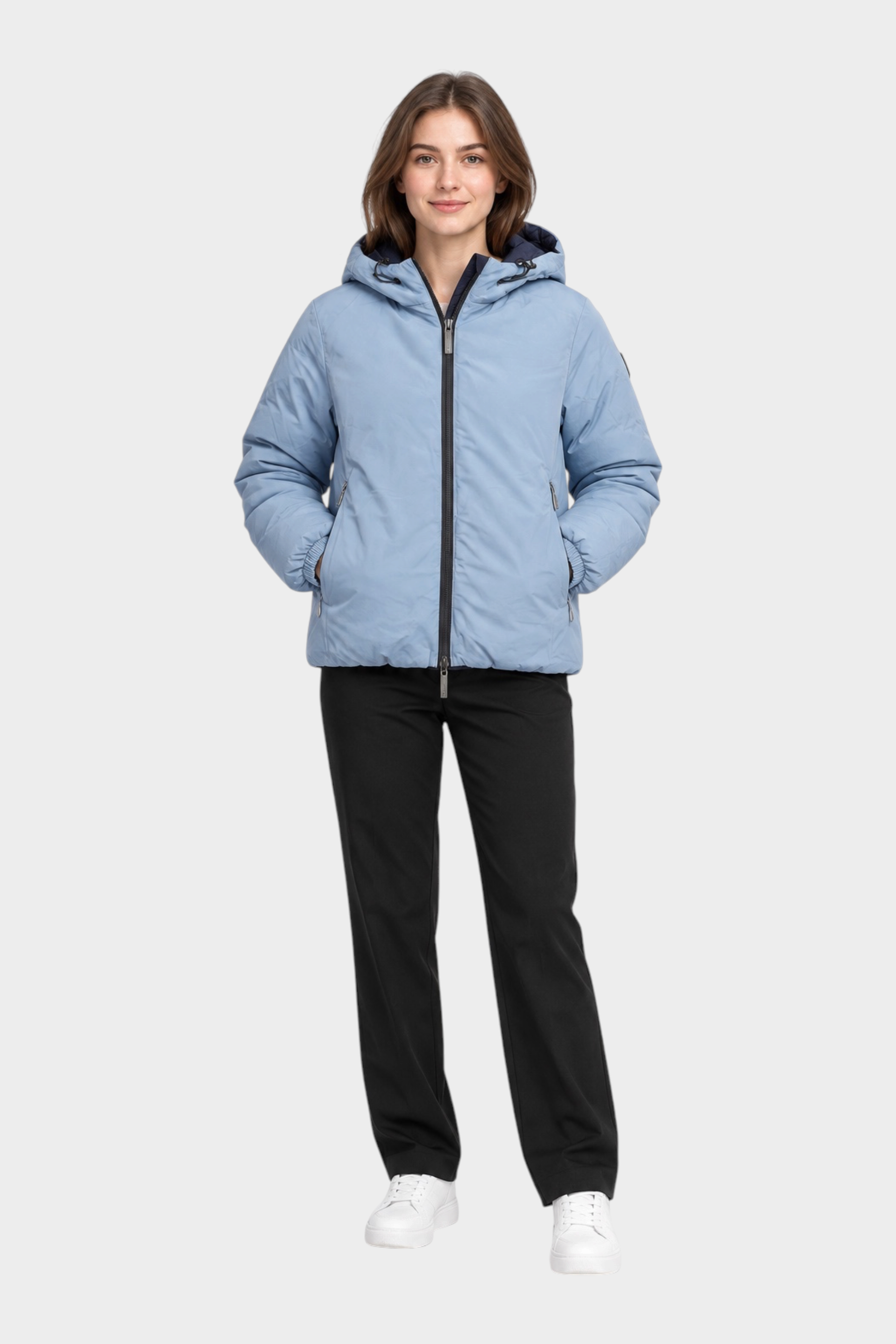 Modella indossa giubbino reversibile Follower SRL azzurro con cappuccio e zip nera su sfondo bianco