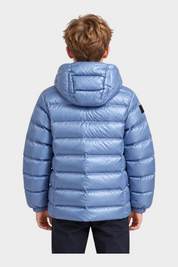 Ragazzo indossa giubbino reversibile Follower SRL azzurro lucido con cappuccio, vista posteriore