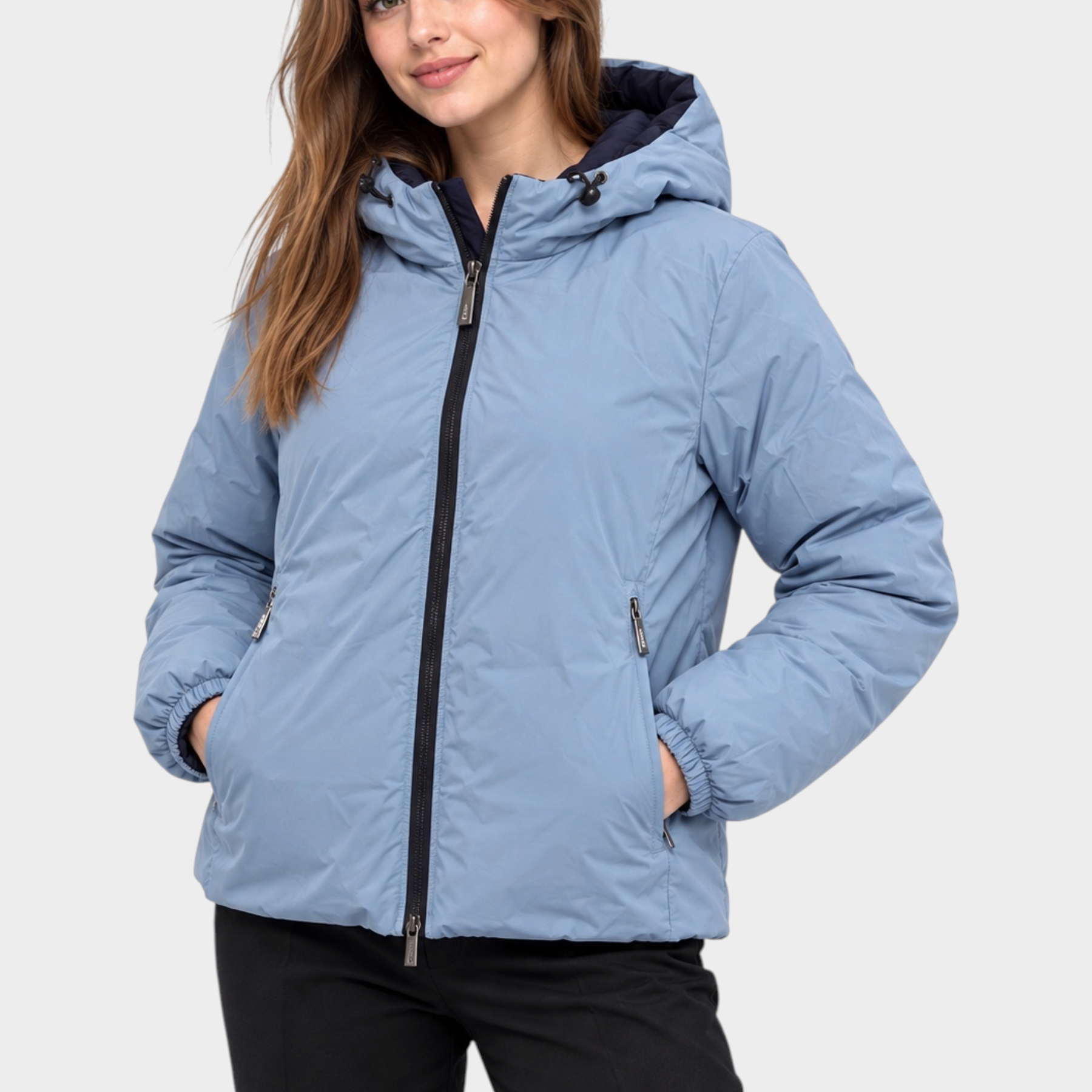 Modella indossa giubbino reversibile Follower SRL azzurro con cappuccio e chiusura a zip