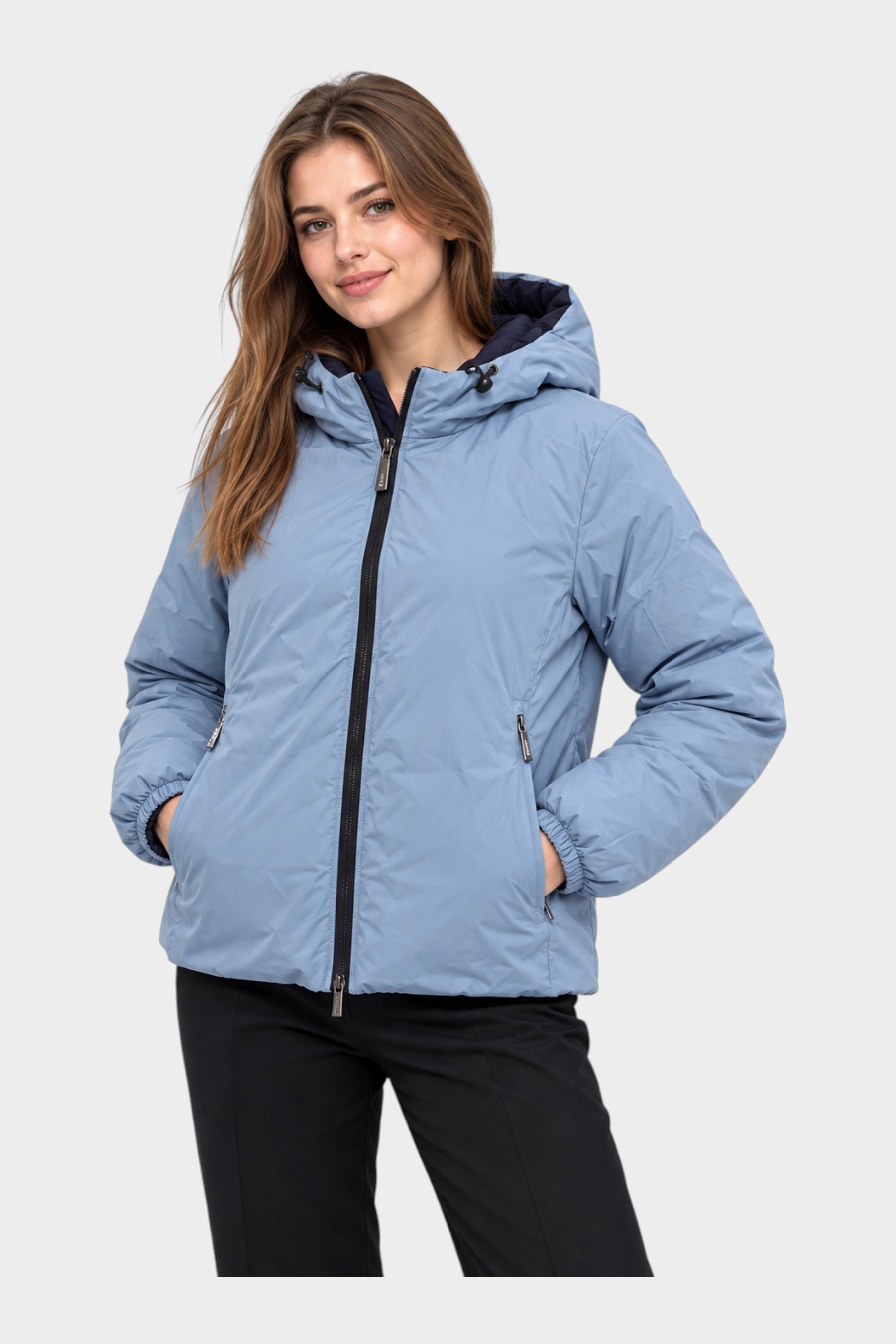 Modella indossa giubbino reversibile Follower SRL azzurro con cappuccio e chiusura a zip