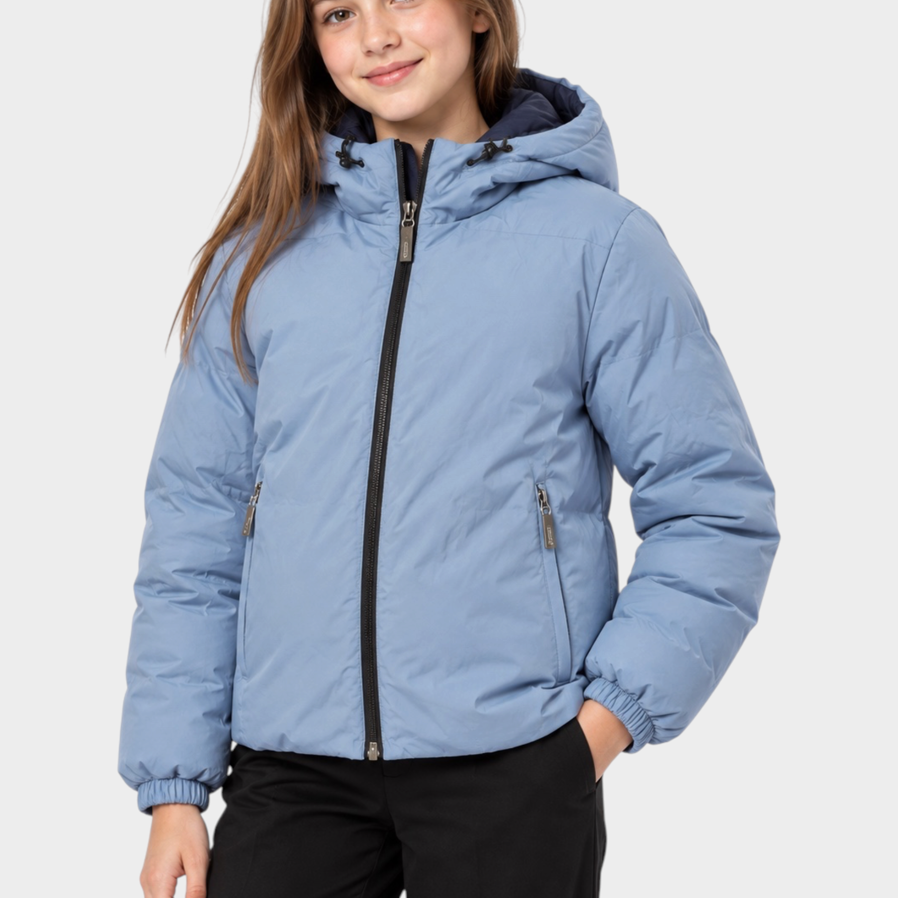 Ragazza indossa giubbino reversibile Follower SRL azzurro con cappuccio e cerniera nera