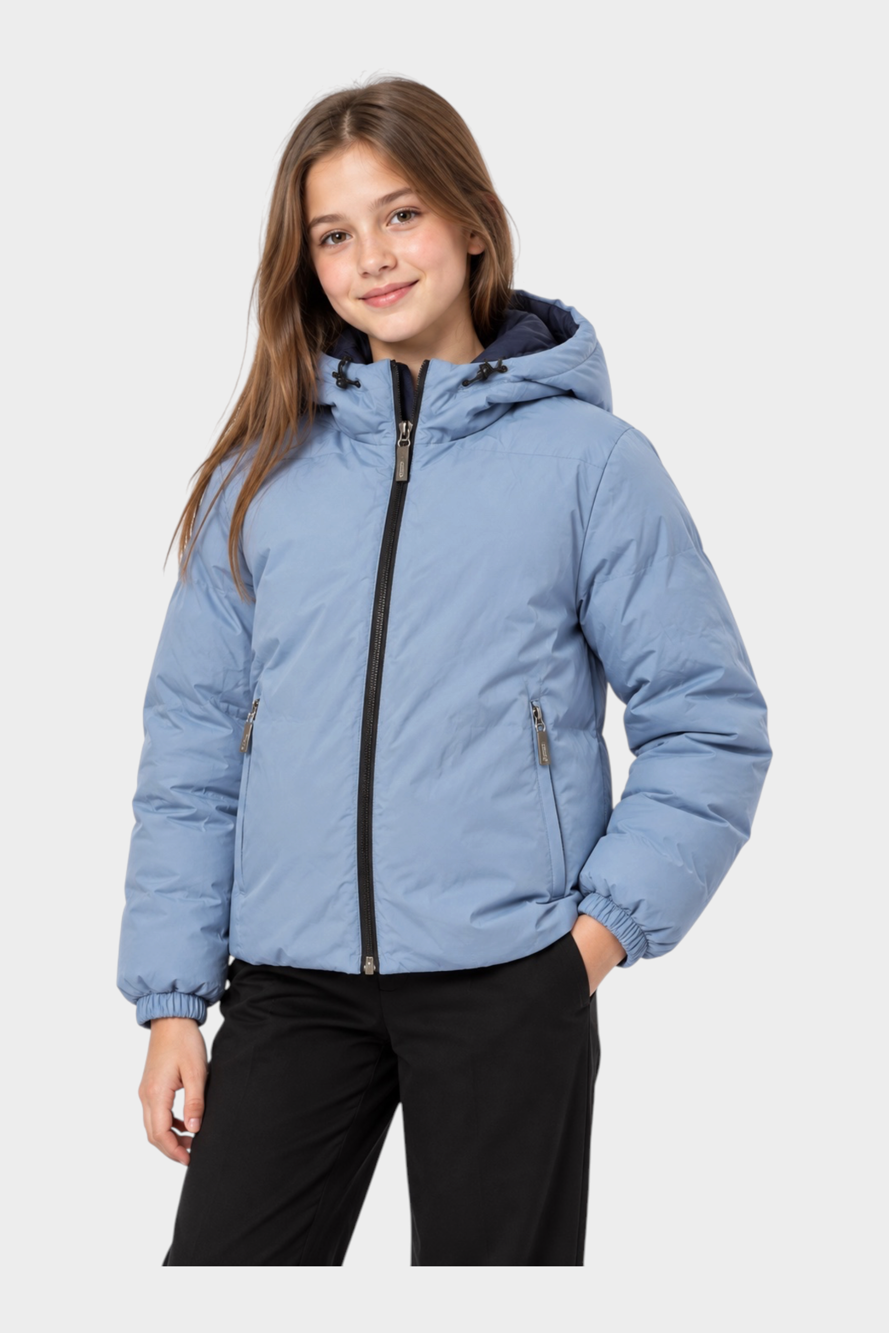 Ragazza indossa giubbino reversibile Follower SRL azzurro con cappuccio e cerniera nera