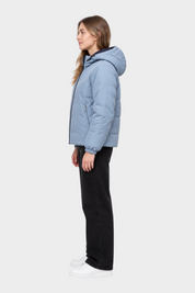 Giubbino reversibile Follower SRL unisex azzurro con cappuccio indossato di profilo da una modella