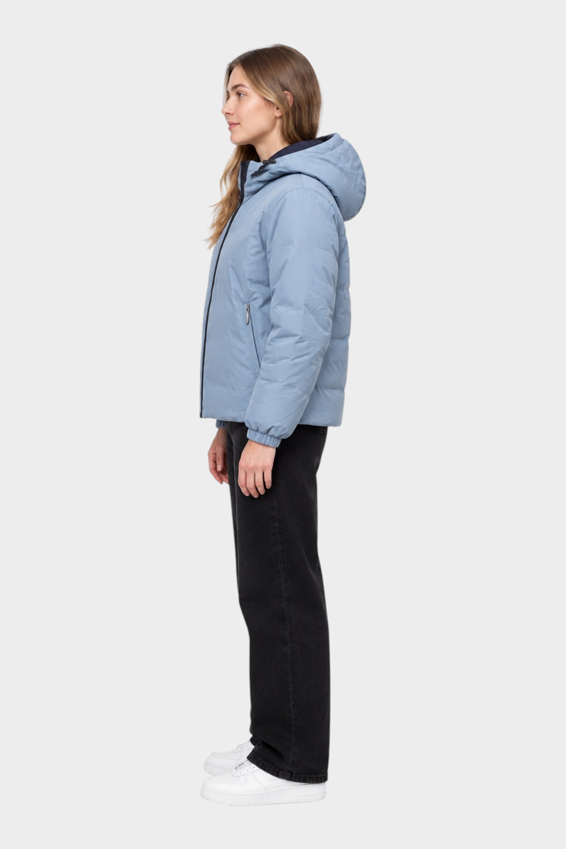 Giubbino reversibile Follower SRL unisex azzurro con cappuccio indossato di profilo da una modella