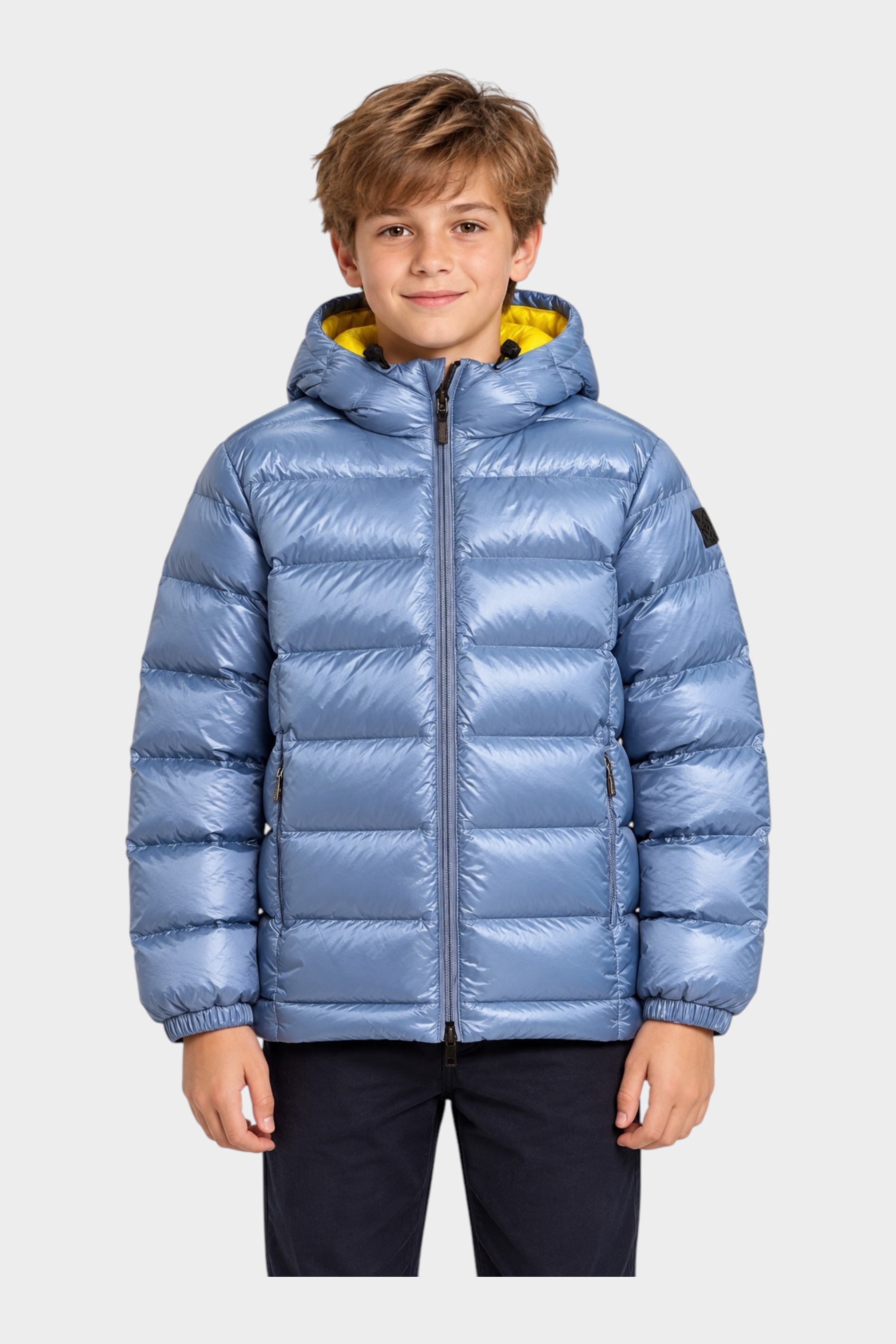 Ragazzo indossa giubbino reversibile Follower SRL azzurro lucido con interno giallo e cappuccio