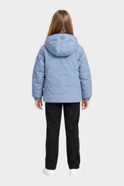Vista posteriore di una bambina che indossa il giubbino reversibile Follower SRL azzurro con cappuccio