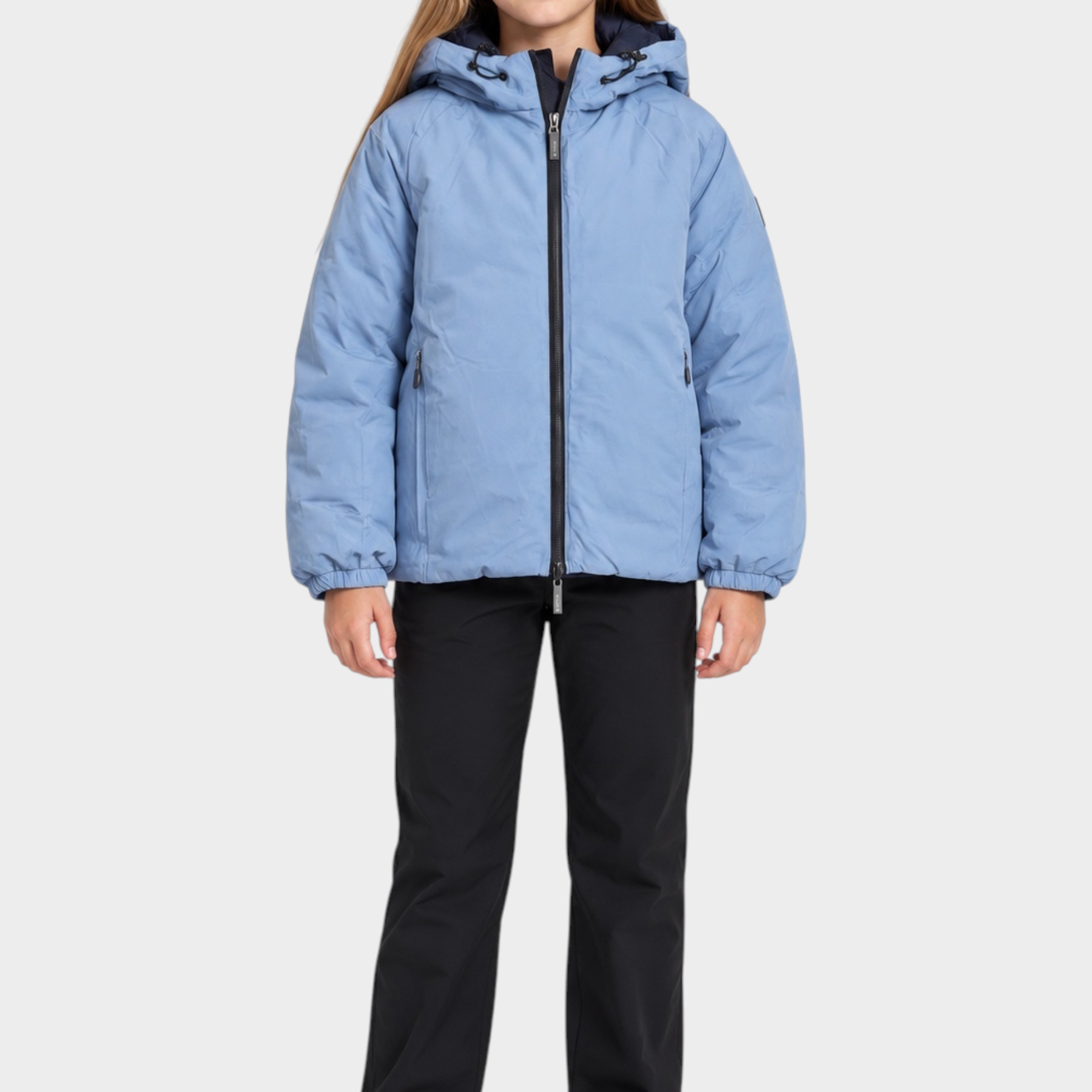 Ragazza indossa giubbino reversibile Follower SRL azzurro con cappuccio e zip nera su sfondo bianco